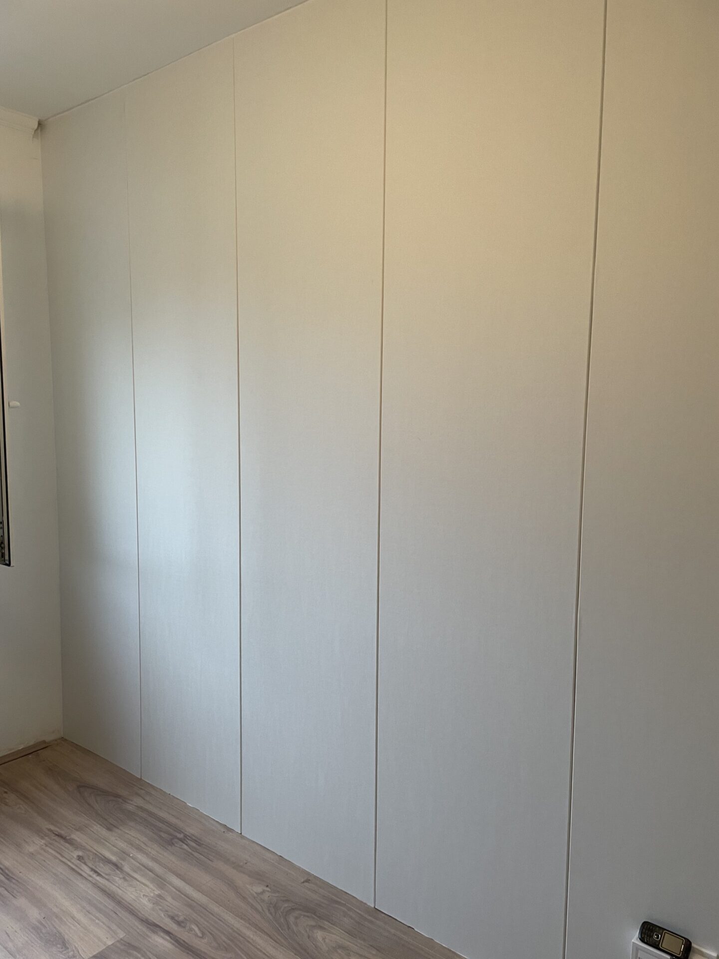 BASIC Vinil 03 szürkésfehér színű viniltapétás falburkolat 2,7 m - Image 2