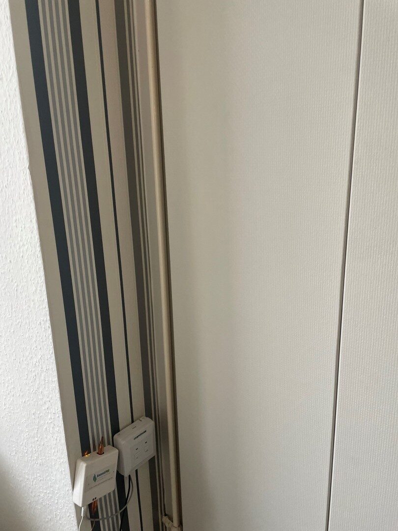 RUUTU fehér vinil-tapétás mintás felületű falburkolat